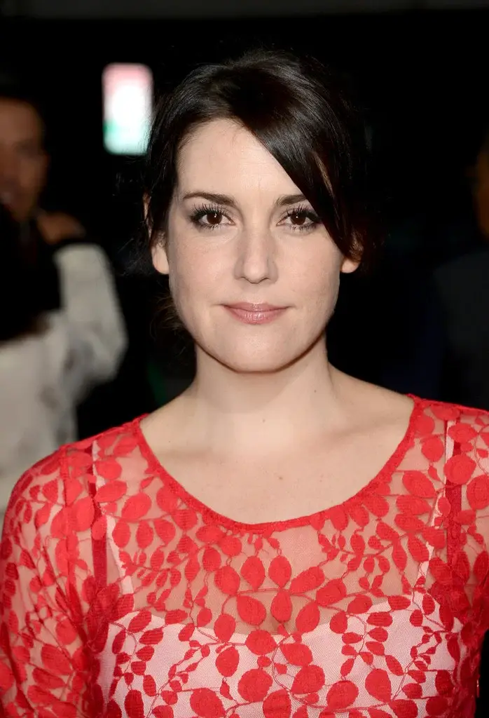 Hollywood Actress Melanie Lynskey Long Legs Show in Orange Dress